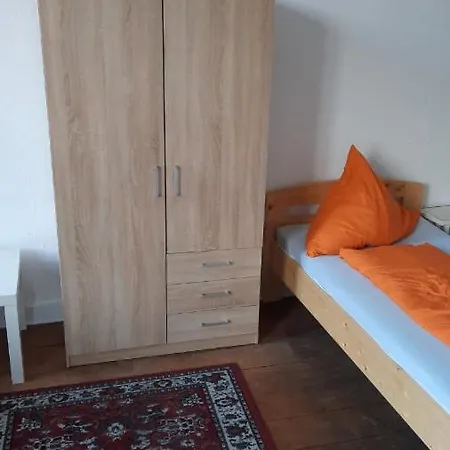 Stadtvilla 2-4 Bettzimmer Einzelbetten Gemeinschaftsbad Und -kuche *